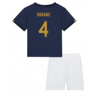 Frankrike Raphael Varane #4 Hjemmedraktsett Barn VM 2022 Kortermet (+ Korte bukser)
